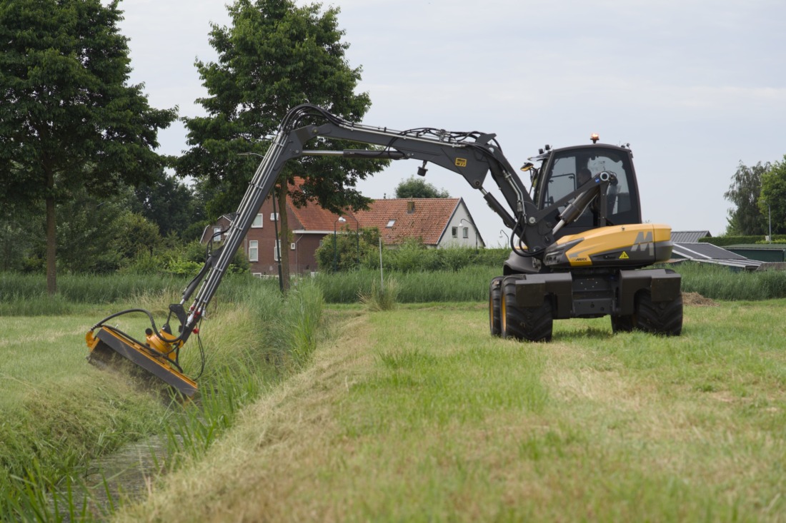 Mecalac 12MRX GreenJob tijdens het maaien van een watergang bij praktijkdemonstratie voor Gebr. De Jong uit Hardinxveld-Giessendam.