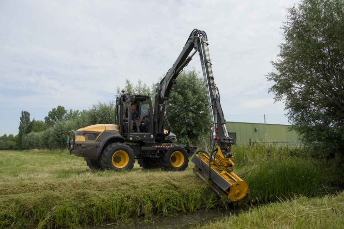 Nieuwe Mecalac 12MRX GreenJob maait efficiënt een watergang met een ecomaaier.